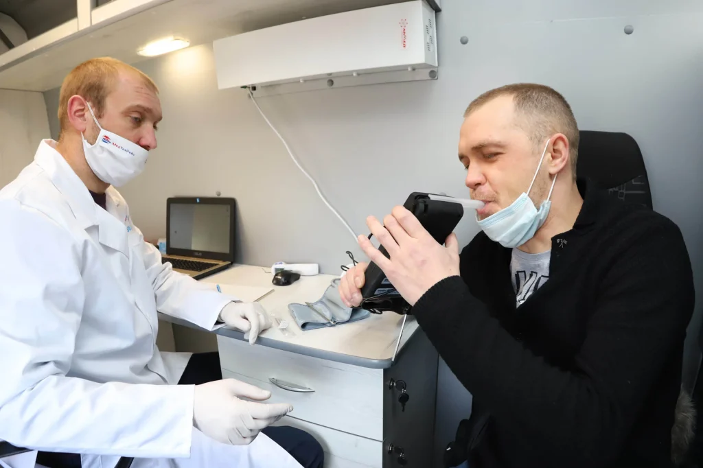 vodii-u-medychnomu-zakladi-prokhodyt-alkotest-na-spianinnia